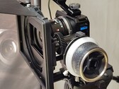 GoPro Mission 1 Pro ILS-kamera med ett Laowa 17mm T1.9 MFT Cine-objektiv, monterat i en Small Rig-bur med follow focus och mattbox.