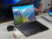 Den kommande OLED MacBook Pro kan bli betydligt lättare, men vissa entusiaster oroar sig för kompromisser när det gäller batteritid, kylning och portar.