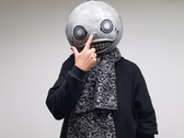 En bild av Niers skapare Yoko Taro iförd sin mask