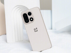 De nyligen delade kameraproverna visar upp primär- och telefotosensorerna i aktion. På bilden: baksidan av OnePlus 15. (Bildkälla: OnePlus)