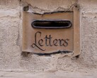 Stenbrevlåda med ordet ”Letters” inristat i en vägg