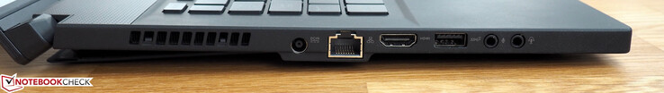 Vänster: ventilationsgaller, nätadapter, RJ45 LAN, HDMI 2.0, USB 3.1 Gen2 Typ A, mikrofonanslutning, hörlursanslutning
