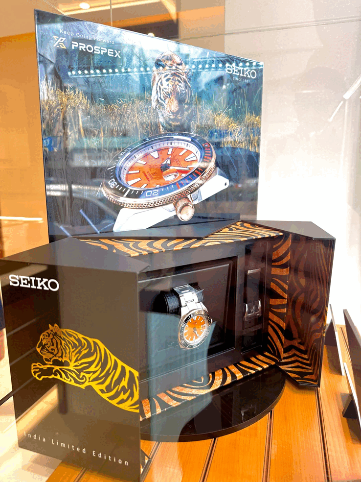 Seiko Prospex HBB005K1 visas i sin presentförpackning med tigermotiv, med detaljer i orange och svarta tigränder och ett svart silikonarmband.