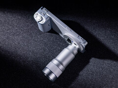 Vivo X300 Ultra med sina kameratillbehör monterade.