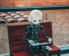 En humanoid robot som sitter ner