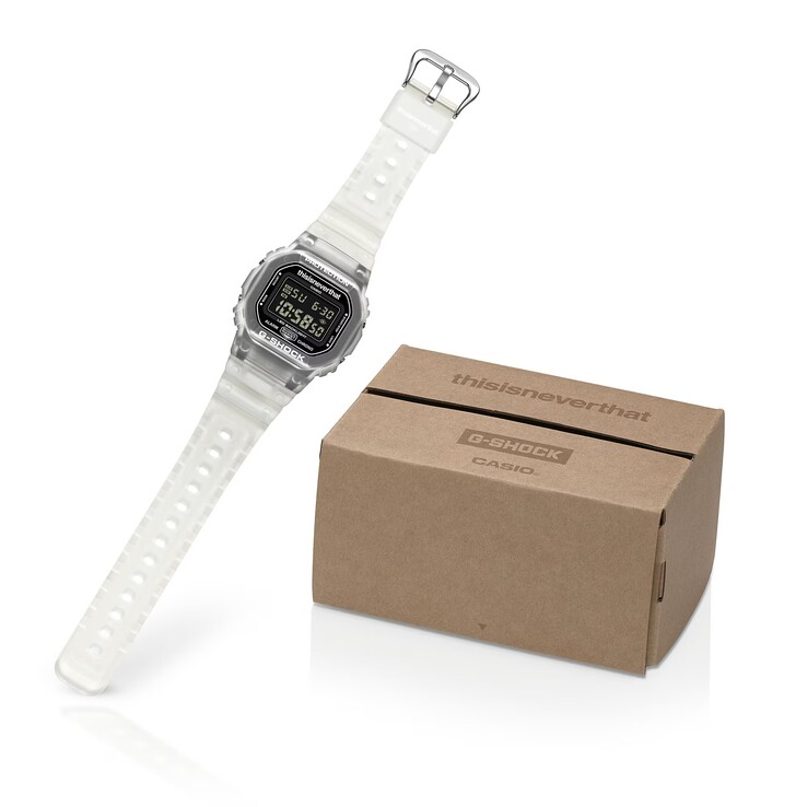 Den specialdesignade förpackningen till G-Shock DW-5600TNT-7 visas bredvid klockan.