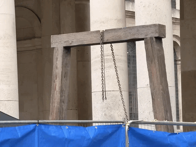 Galgen kan peka mot Dung Eater eller mot en möjlig återskapelse av introt.