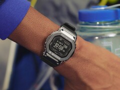 Den nya GM-H5600 ger pulsmätning och solcellsladdning till en G-Shock i metall. På bilden: GM-H5600-1.