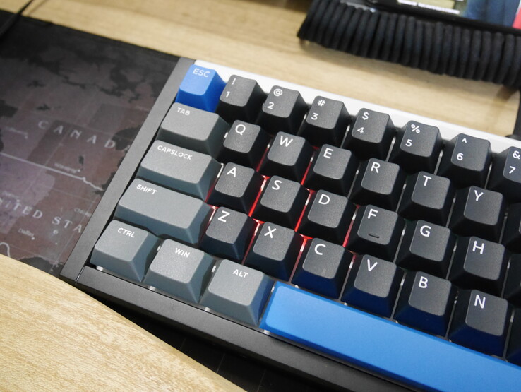 Iqunix EZ63 med röd WASD-bakgrundsbelysning