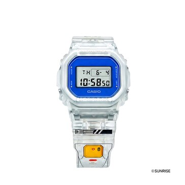 Närbild av Casio G-Shock DW-5600GM26-7DR med transparent fodral, blå ramomfattning