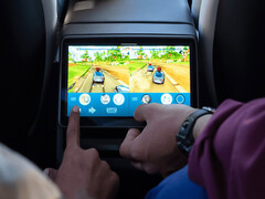 Barn som spelar arkadspel i baksätet på en Tesla Model Y. (Bildkälla: Tesla)