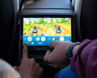 Barn som spelar arkadspel i baksätet på en Tesla Model Y. (Bildkälla: Tesla)