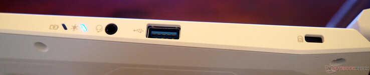 höger sida: Linje in/ut, USB-A 3.2, Kensington Lock