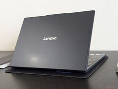IdeaPad Slim 3 15 15IRH10R har bytt till ett bildförhållande på 16:10 med en större klickplatta, men den proprietära AC-laddningsporten lämnar en sur eftersmak (Bildkälla: Notebookcheck)