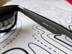 Xreal One Pro höger tinning med varumärke