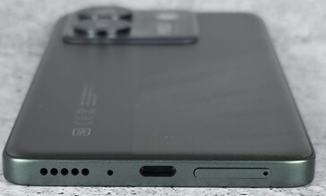 chassits undersida (högtalare, mikrofon, USB-port, SIM/microSD-fack)
