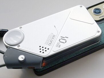 Aulumu M10 sticker ut utanför telefonens nedre kant.