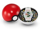 Casio G-Shock Pokémon 30-årsjubileum GA-110 presenteras i ett etui i form av en Poké Ball med en dekorativ insats föreställande 30 Pokémon.