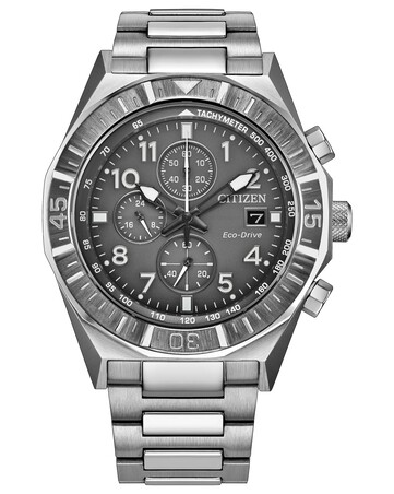 Sidovy av Citizen Nighthawk CA0890-54H som visar boetten i rostfritt stål, kronan, kronografknapparna och armbandet.