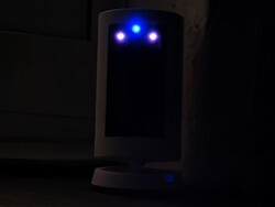 Aktivitetslysdioden är blå, IR-lamporna är röda.