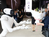 Blommor till Nvidia och en utmaning till Tesla Optimus och BYD Xiao Di: LG:s AI-robot CLOiD välkomnar gäster i Seoul. LG och Nvidia planerar att använda 100 000 timmars AI-träning för att rikta in sig på marknaderna för hushålls- och fabriksrobotar.