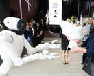 Blommor till Nvidia och en utmaning till Tesla Optimus och BYD Xiao Di: LG:s AI-robot CLOiD välkomnar gäster i Seoul. LG och Nvidia planerar att använda 100 000 timmars AI-träning för att rikta in sig på marknaderna för hushålls- och fabriksrobotar.