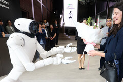 Blommor till Nvidia och en utmaning till Tesla Optimus och BYD Xiao Di: LG:s AI-robot CLOiD välkomnar gäster i Seoul. LG och Nvidia planerar att använda 100 000 timmars AI-träning för att rikta in sig på marknaderna för hushålls- och fabriksrobotar.