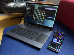 Galaxy Z Flip7 ansluts trådlöst med en NexDock XL. (Bildkälla: Michael Fisher)