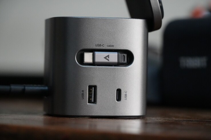 AceFast 6-in-1 80 W laddningsstation har en infällbar USB-C-kabel