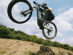 BH iLynx+ NX (på bilden) i aktion. Bosch Performance Line CX-motorn i e-MTB:n ger ett maximalt vridmoment på 100 Nm och upp till 400 % pedalassistans. (Bildkälla: BH Bikes)