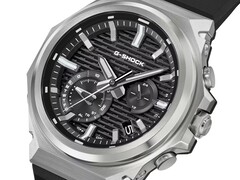 Vinkelbild av G-Steel-GST-B1000-1A med svart urtavla.