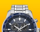En närbild av Citizen BL5640-59L med sin djupblå urtavla mot en helt gul bakgrund.