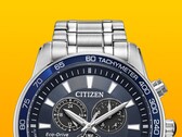 En närbild av Citizen BL5640-59L med sin djupblå urtavla mot en helt gul bakgrund.
