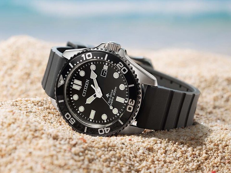 Citizen Promaster Marine BN0266-07E med svart urtavla, svart bezel och svart armband som vilar på sand.
