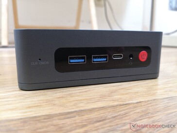Framsida: USB-A 3.0, USB-C med DisplayPort, 3,5 mm ljudkombination, strömknapp