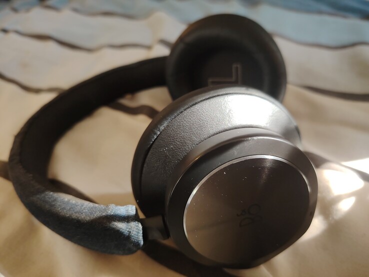 Min nuvarande uppsättning av Beoplay Portal. Huvudremmen i läder är utbytt mot jeansmaterial från tidigare slitage. (Bildkälla: Darryl Linington - Notebookcheck)