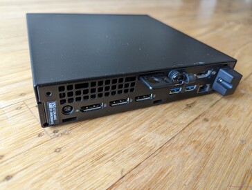 På baksidan: Nätadapter, 3x DisplayPort 1.4a i full storlek (HBR2), 2x USB-A 3.2 Gen. 2, Gigabit RJ-45, HDMI 2.1