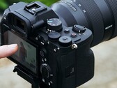Sony A7 4 spegellös kamera på ett stativ med operatörshantering