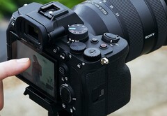 Sony A7 4 spegellös kamera på ett stativ med operatörshantering