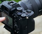 Sony A7 4 spegellös kamera på ett stativ med operatörshantering