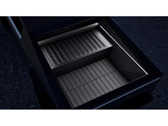 En reklambild för Teslas Cybertruck-batteripaket för räckviddsförlängning, som visas upp i en Cybertrucks säng. (Bildkälla: Tesla)