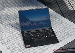 Lenovo ThinkPad E14 G8 vid utomhusbruk i skuggan
