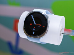 Samsung Galaxy Watch 9 41 mm med vitt armband (bilden)