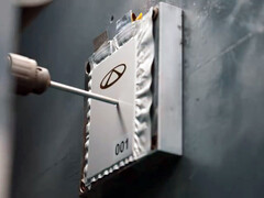 Ett Rhino S solid state-batteri genomgår penetrationstester med borr och spik. (Bildkälla: Chery)