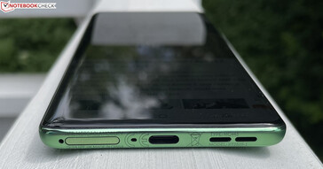 Nedtill: SIM/microSD-kortplats, mikrofon, USB-C 2.0, högtalare