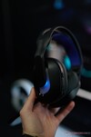 Logitech G522 trådlöst gamingheadset svart i handen
