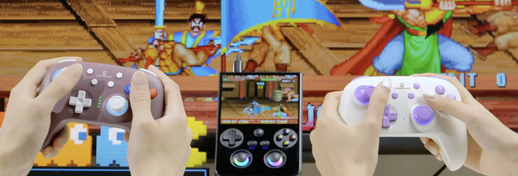 RG477V ansluten till en extern display med två RG P01-regulatorer anslutna. (Bildkälla: Anbernic)