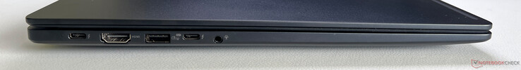 Vänster: USB-C 4.0 med Thunderbolt 4 (40 GBit/s, DisplayPort, Power Delivery), HDMI 2.1 TMDS, USB-A 3.2 Gen.1 (5 GBit/s, Powered), USB-C 4.0 med Thunderbolt 4 (40 GBit/s, DisplayPort, Power Delivery), 3,5 mm ljud