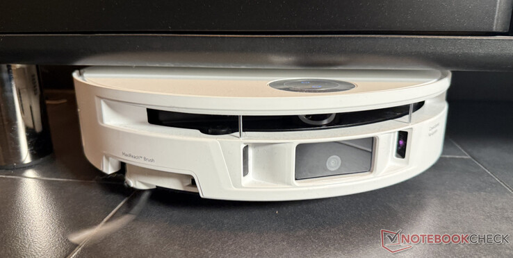 Mova S70 Roller passar in under många möbler tack vare sin höjd på endast 90 mm.