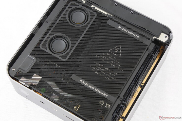 Både högtalarna och nätaggregatet måste tas bort för att komma åt RAM- och SSD-platserna